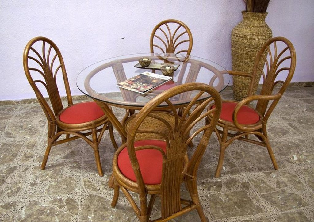 Salle à manger en rotin : tables, chaises, meubles de qualité.